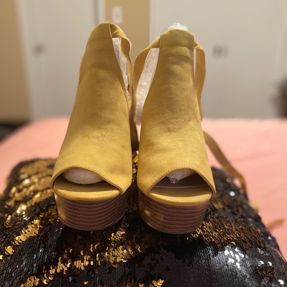 Tie up wedges NIB